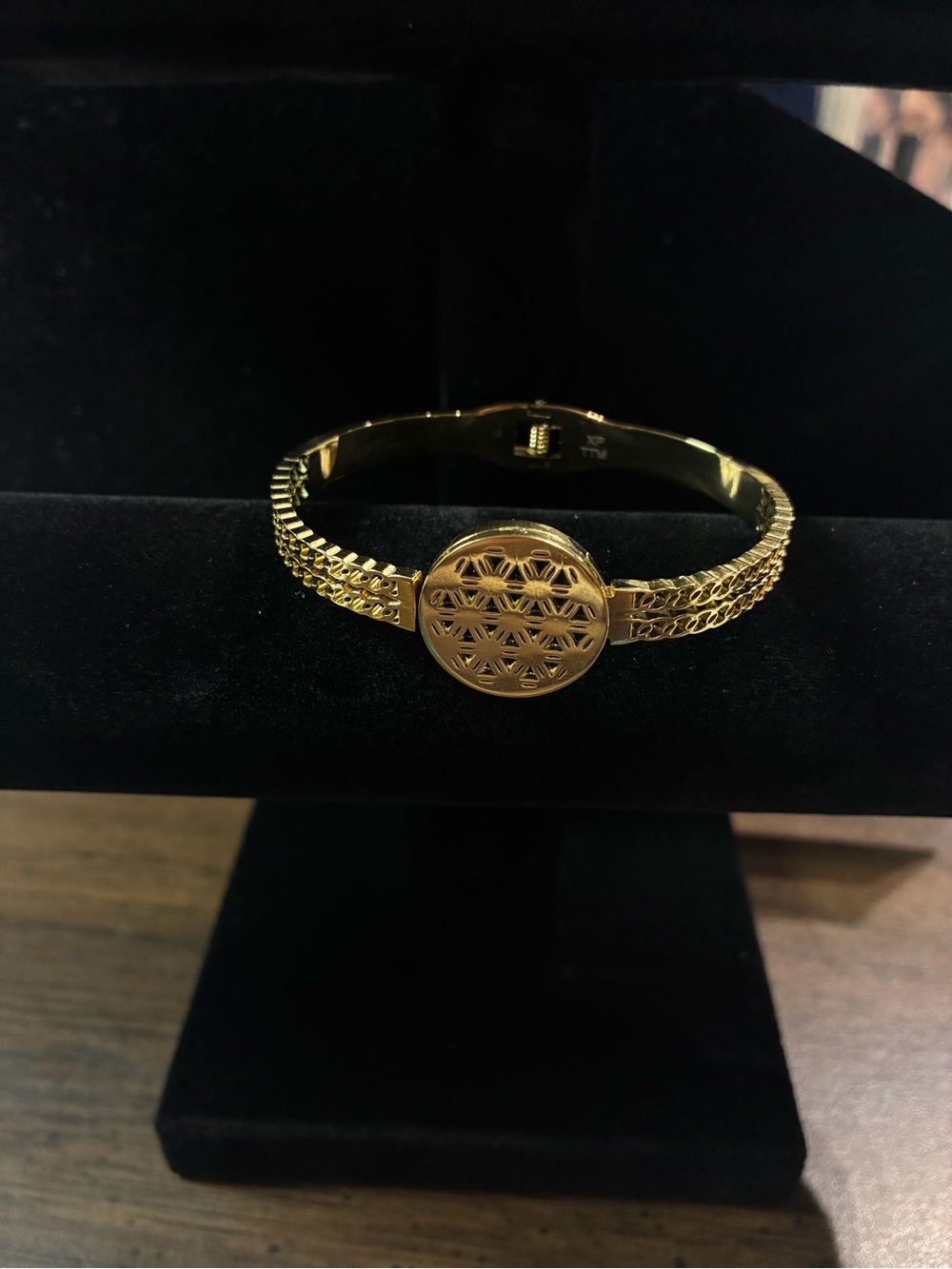 Gold-Tone Floral Disc Women's Bracelet - Unbranded